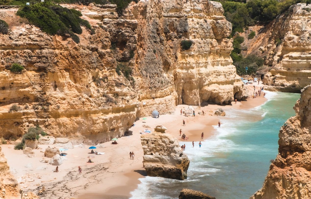 Para onde e como viajar em tempos de Covid-19? Guia de férias de verão